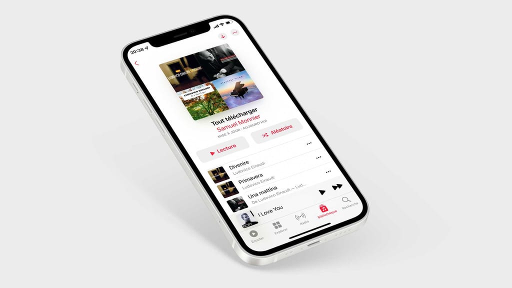 Un iPhone affiche une playlist "Tout télécharger" sur l'application Musique.
