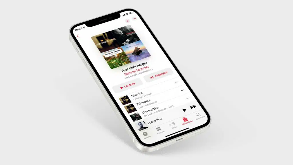 Un iPhone affiche une playlist "Tout télécharger" sur l'application Musique.